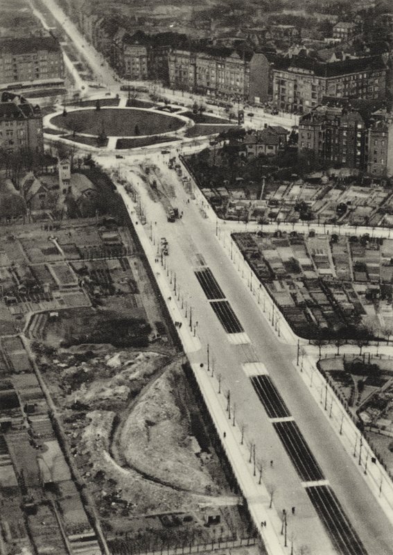 برلين: Reichsstrasse ، Reichskanzlerplatz (b / w photo) بواسطة ساشا ستون