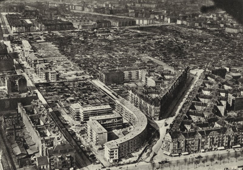 Berlin: Schonlankerstrasse, Wohnbauten; Dwelling Houses (b/w photo) بواسطة ساشا ستون