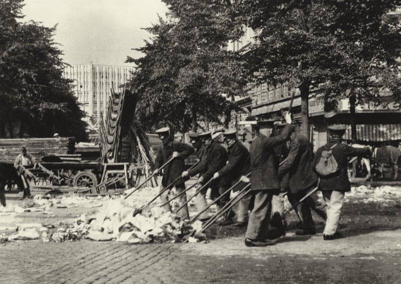 برلين: كناسة شوارع في Wittenberg-Platz ؛ كناس الشوارع في Wittenberg Platz (صورة b / w) بواسطة ساشا ستون