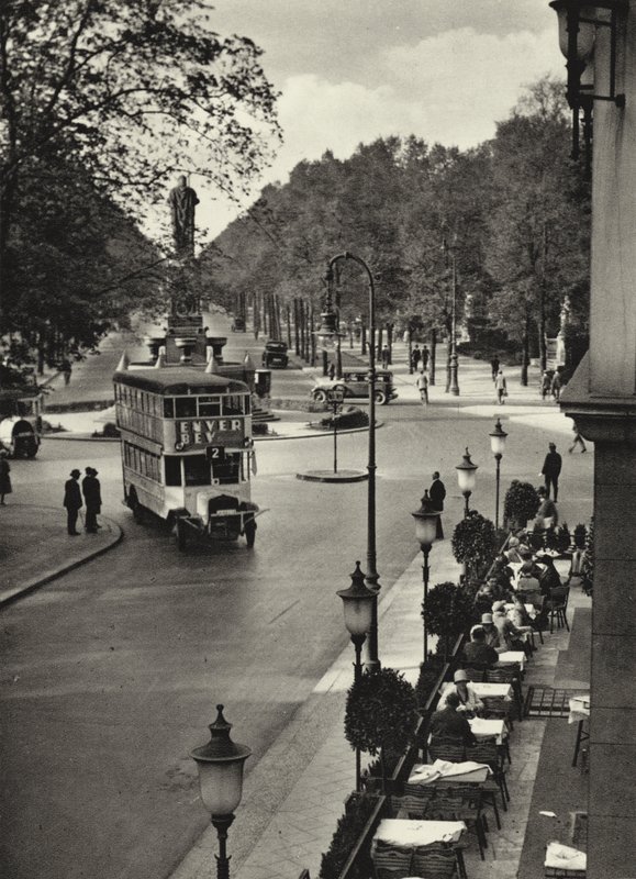 برلين: Tiergarten ؛ Kemper-Platz (صورة b / w) بواسطة ساشا ستون