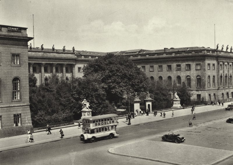 برلين: الجامعة ؛ جامعة (b / w photo) بواسطة ساشا ستون