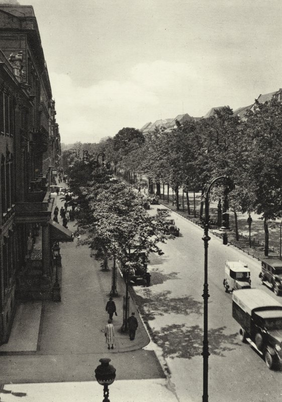 Berlin: Unter den Linden (b/w photo) بواسطة ساشا ستون