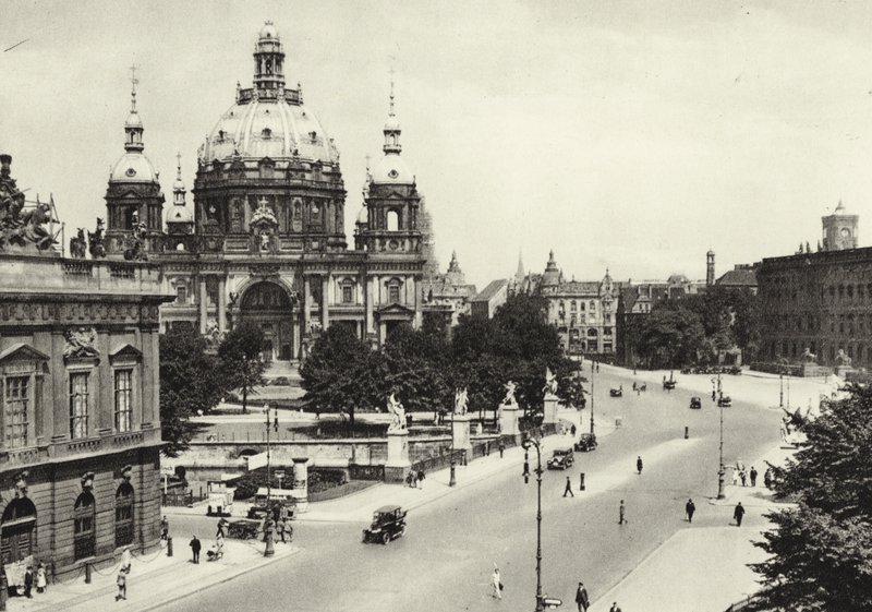 برلين: أمام Schlossbrucke ؛ أمام جسر القصر (صورة b / w) بواسطة ساشا ستون
