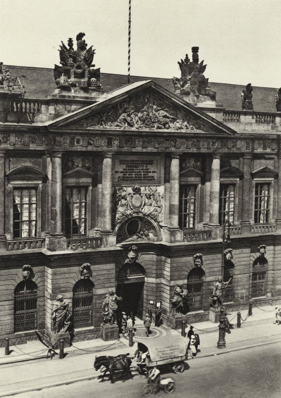Berlin: Zeughaus; Arsenal (b/w photo) بواسطة ساشا ستون