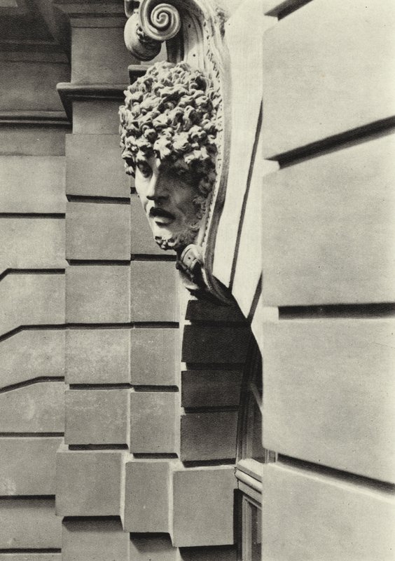 Berlin: Zeughaus, Maske eines sterbenden Kriegers; Arsenal, Head of a dying warrior (b/w photo) بواسطة ساشا ستون