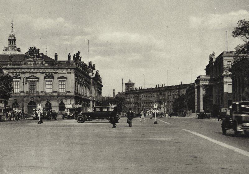 برلين: Zeughaus and Kronprinzenpalais ؛ أرسنال وقصر ولي العهد (صورة b / w) بواسطة ساشا ستون