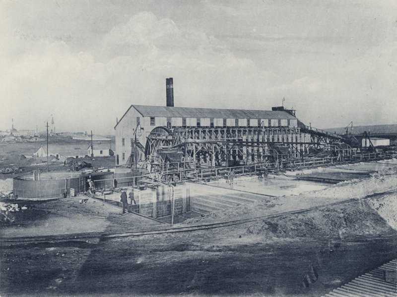 شركة City and Suburban Gold Mining Company ، New Battery and Cyanide Works (b / w photo) بواسطة مصور جنوب أفريقي