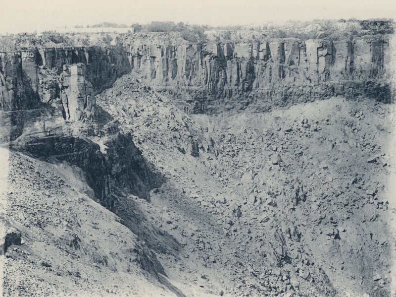منجم De Beers المفتوح ، كما هو الحال اليوم (صورة بالأبيض والأسود) بواسطة مصور جنوب أفريقي