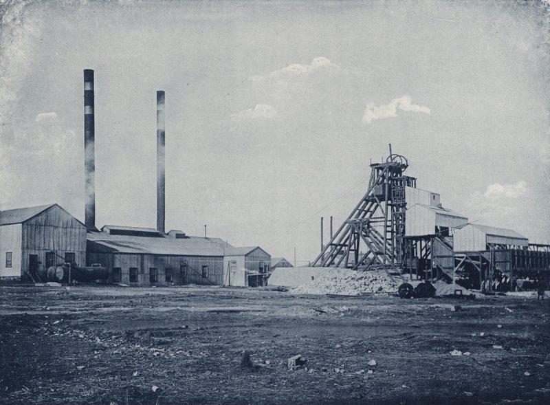Head Gear ، شركة Ferreira Gold Mining Company (صورة b / w) بواسطة مصور جنوب أفريقي
