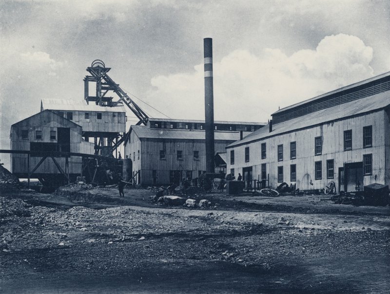 Head Gear ، إلخ ، شركة Langlaagte Royal Gold Mining (صورة b / w) بواسطة مصور جنوب أفريقي
