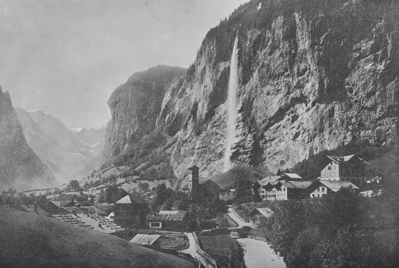 Lauterbrunnen ، Cascade du Staubbach (b / w photo) بواسطة المصور السويسري