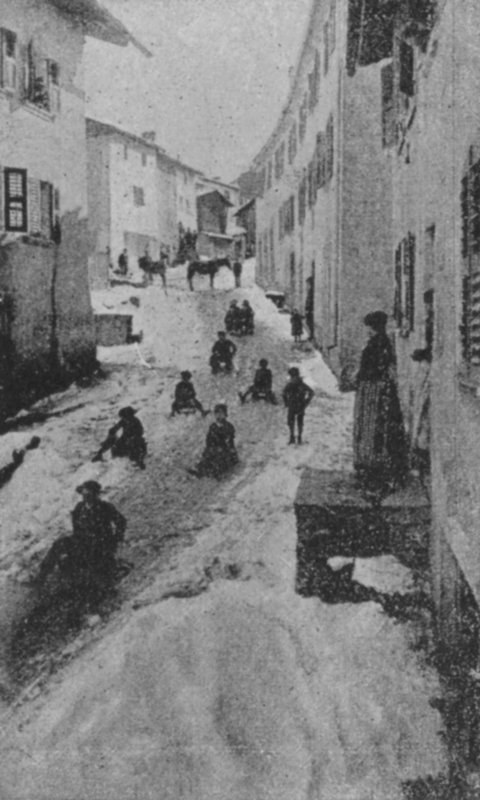 شارع في Liddes في الشتاء ، Route du Grand Saint-Bernard (b / w photo) بواسطة المصور السويسري