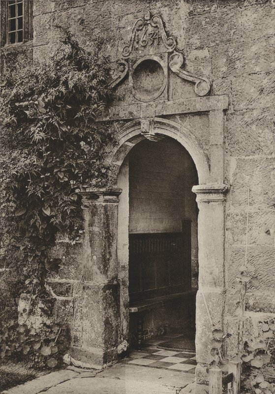 Doorway ، "Batemans ،" Burwash ، Sussex (صورة أبيض وأسود) بواسطة وليام جالسوورثي ديفي