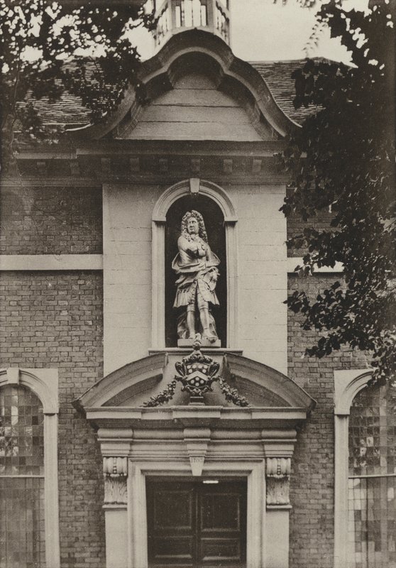 المدخل ، Berkeley Almshouses ، Worcester (b / w photo) بواسطة وليام جالسوورثي ديفي