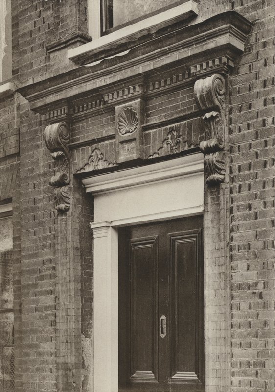 Doorway ، Longbridge House ، Farnham ، Surrey (صورة b / w) بواسطة وليام جالسوورثي ديفي
