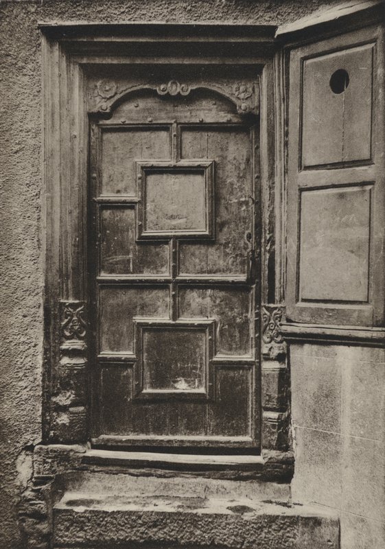 Doorway ، شارع Looe ، بليموث (b / w photo) بواسطة وليام جالسوورثي ديفي
