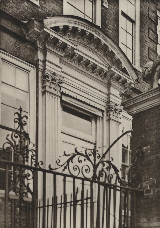 المدخل ، شمال Pallant ، تشيتشيستر (صورة b / w) بواسطة وليام جالسوورثي ديفي