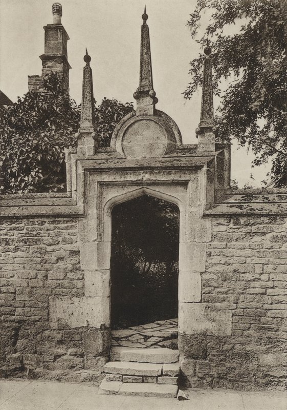المدخل ، Paynis Almshouses ، Oundle (b / w photo) بواسطة وليام جالسوورثي ديفي