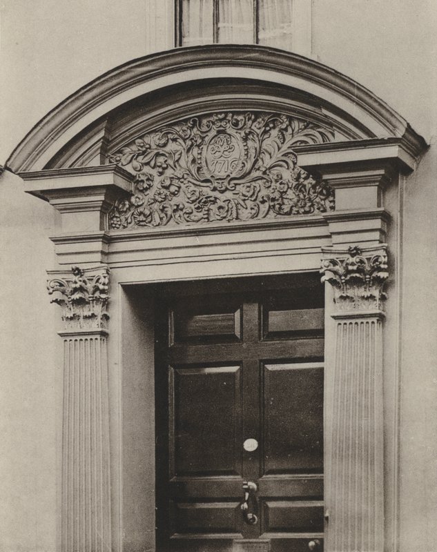 Doorway ، Pudding Lane ، Maidstone ، Kent (صورة b / w) بواسطة وليام جالسوورثي ديفي