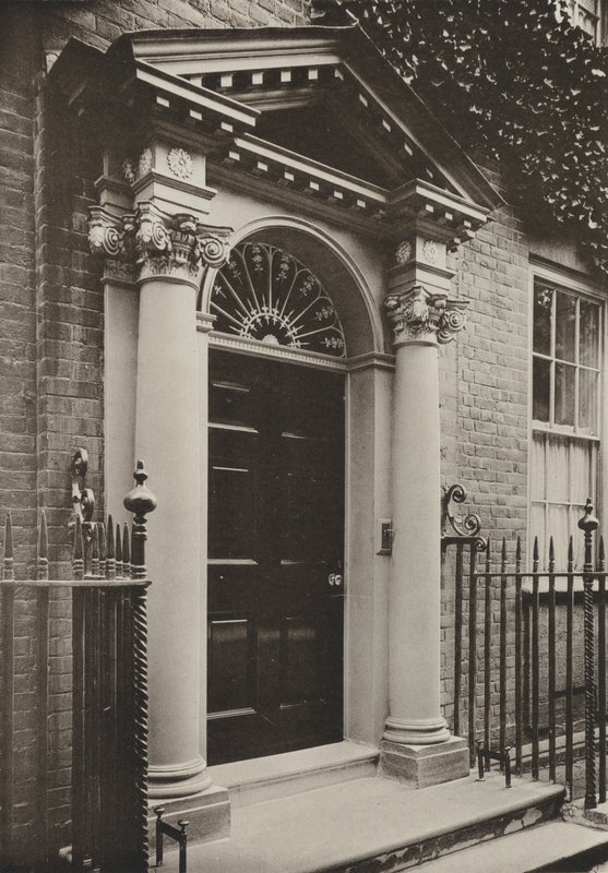 Doorway ، Redhill Road ، Reigate ، Surrey (b / w photo) بواسطة وليام جالسوورثي ديفي
