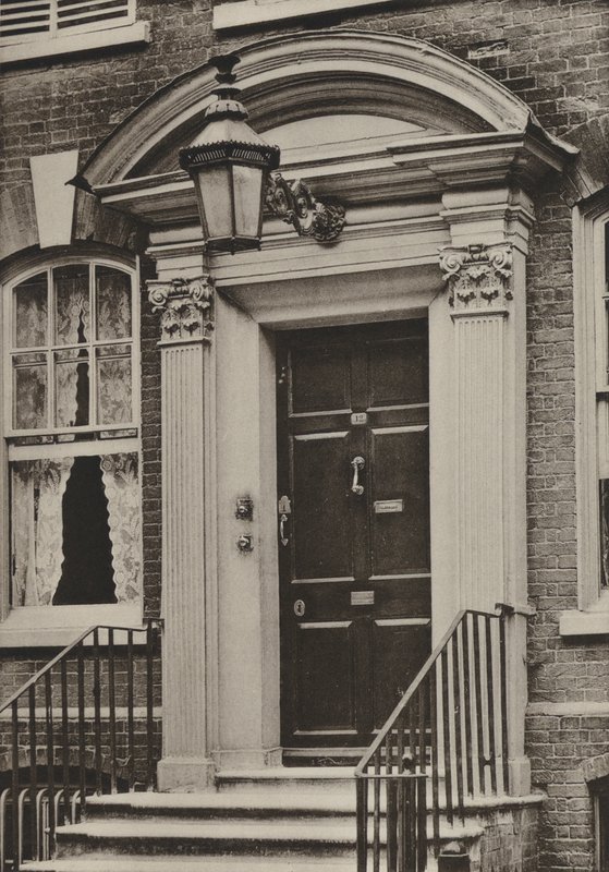 Doorway ، شارع Southgate ، وينشستر (صورة b / w) بواسطة وليام جالسوورثي ديفي