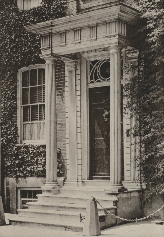 Doorway ، شارع Southgate ، وينشستر (صورة b / w) بواسطة وليام جالسوورثي ديفي