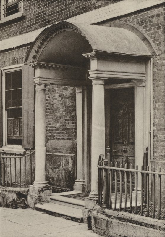 Doorway ، The Close ، Salisbury ، Wilts (صورة b / w) بواسطة وليام جالسوورثي ديفي