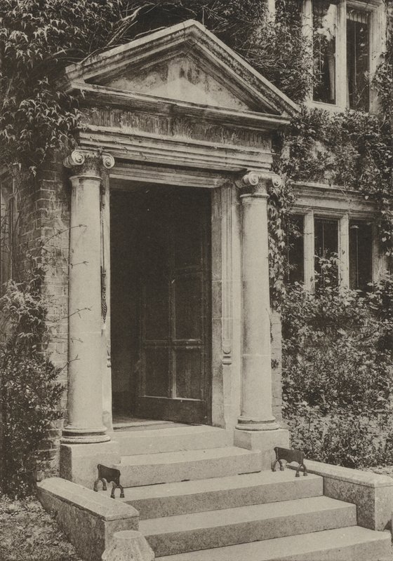 المدخل ، The Deanery ، Battle ، Sussex (b / w photo) بواسطة وليام جالسوورثي ديفي