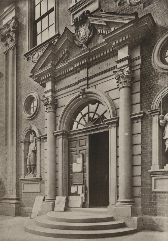 المدخل ، The Guildhall ، Worcester (صورة b / w) بواسطة وليام جالسوورثي ديفي
