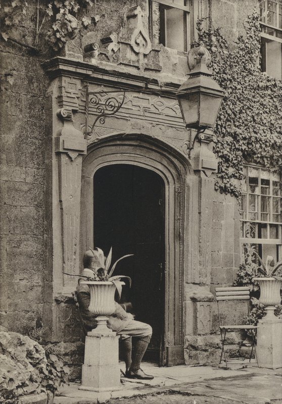 المدخل ، The Lygon Arms ، Broadway ، Worcestershire (b / w photo) بواسطة وليام جالسوورثي ديفي