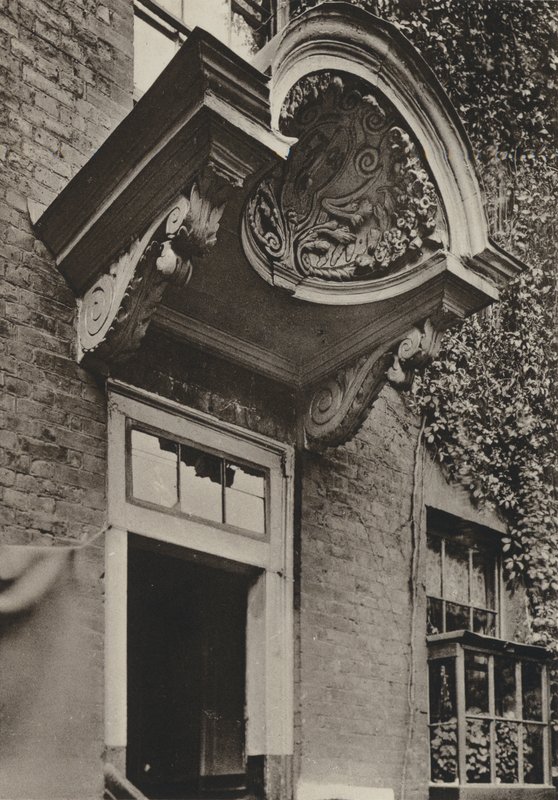 Doorway ، The Manor House ، Bermondsey ، لندن (صورة b / w) بواسطة وليام جالسوورثي ديفي