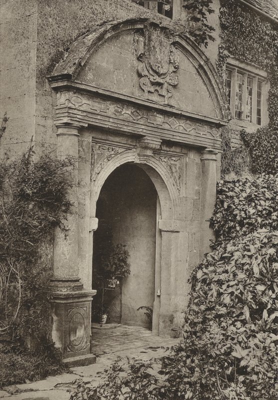 Doorway ، The Manor ، Upper Swell ، جلوسيسترشاير (صورة b / w) بواسطة وليام جالسوورثي ديفي