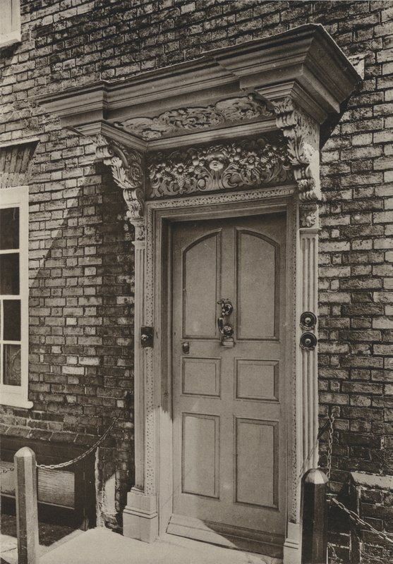 Doorway ، West Street ، Rye ، Sussex (b / w photo) بواسطة وليام جالسوورثي ديفي